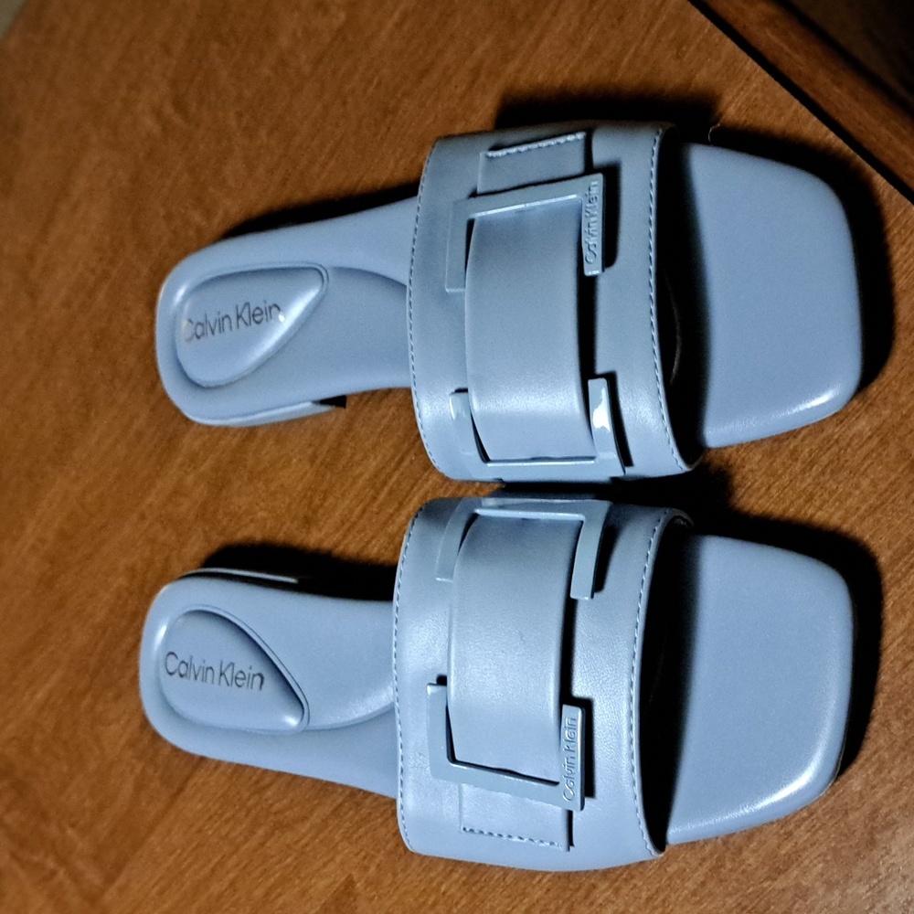 6.5 Calvin Klein D'Angelo slip on dress flat sandles